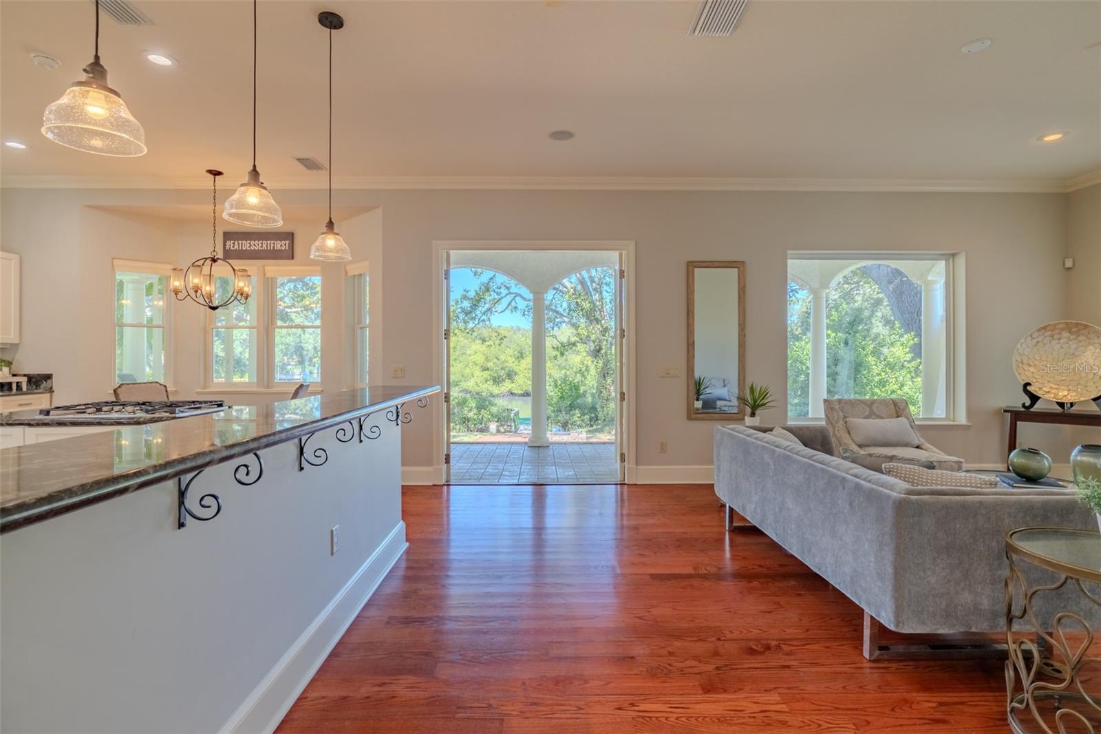 Listing photo id 19 for 4605 Vasconia Street