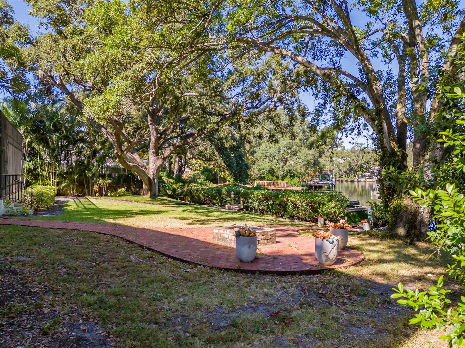 Listing photo id 63 for 4605 Vasconia Street