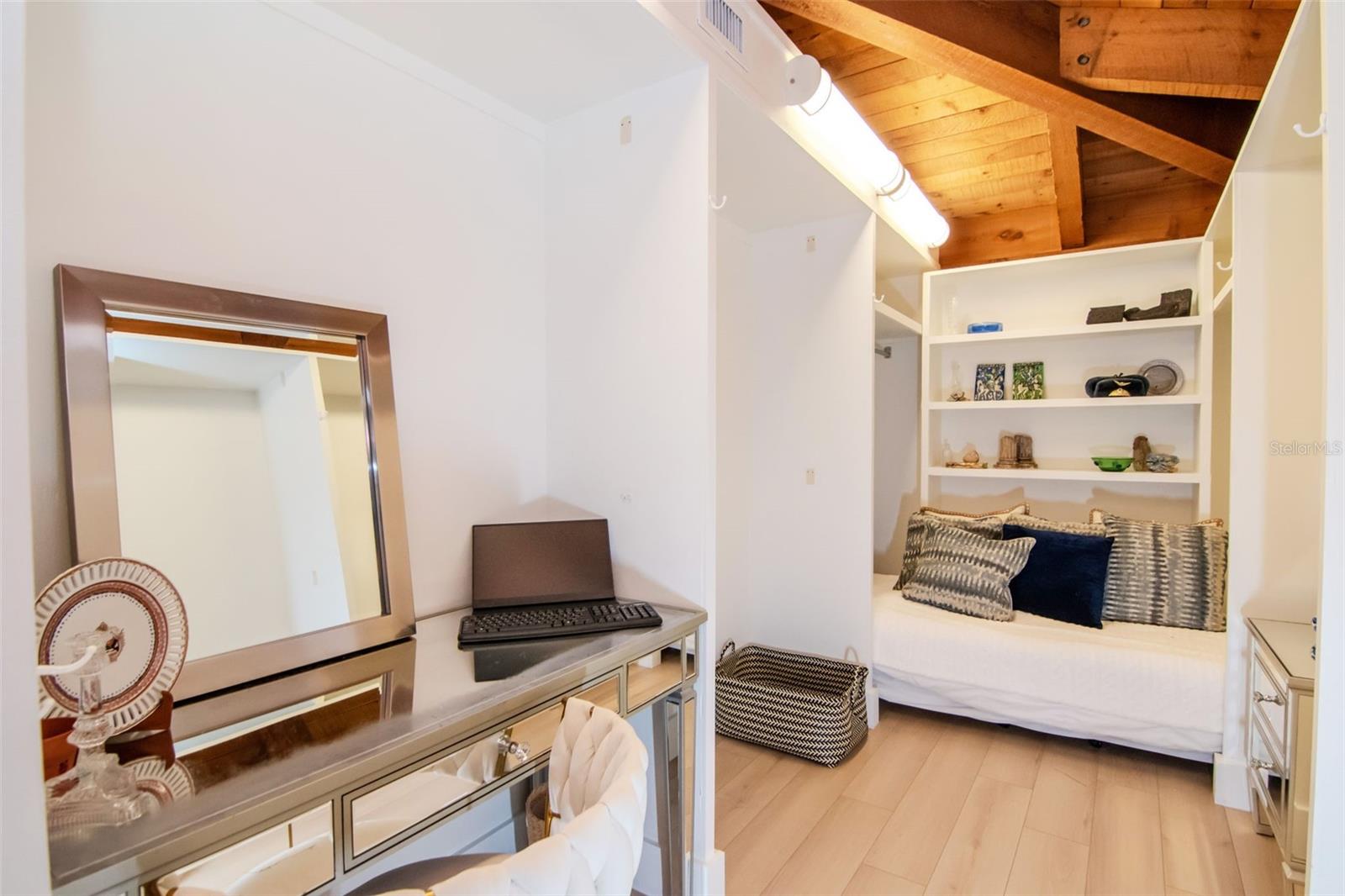 Image 69 of 100 For 1296 Weybridge Lane