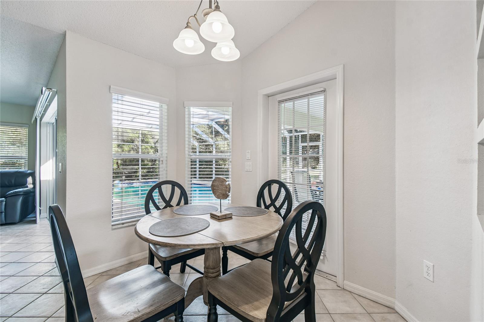 Listing photo id 12 for 4563 Bayridge Court