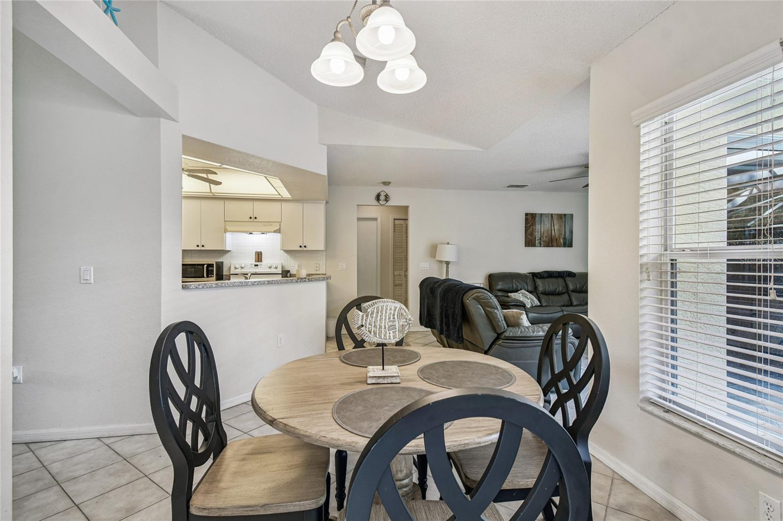 Listing photo id 14 for 4563 Bayridge Court