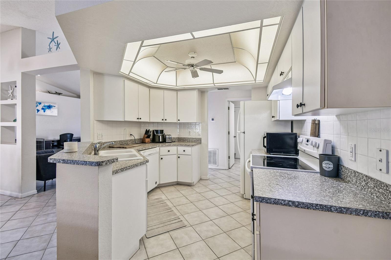 Listing photo id 18 for 4563 Bayridge Court