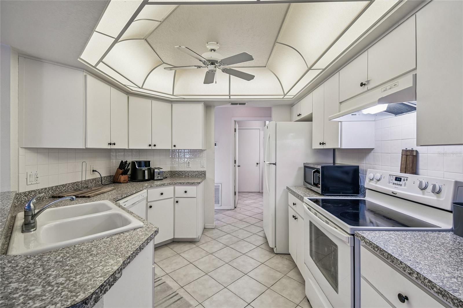 Listing photo id 19 for 4563 Bayridge Court