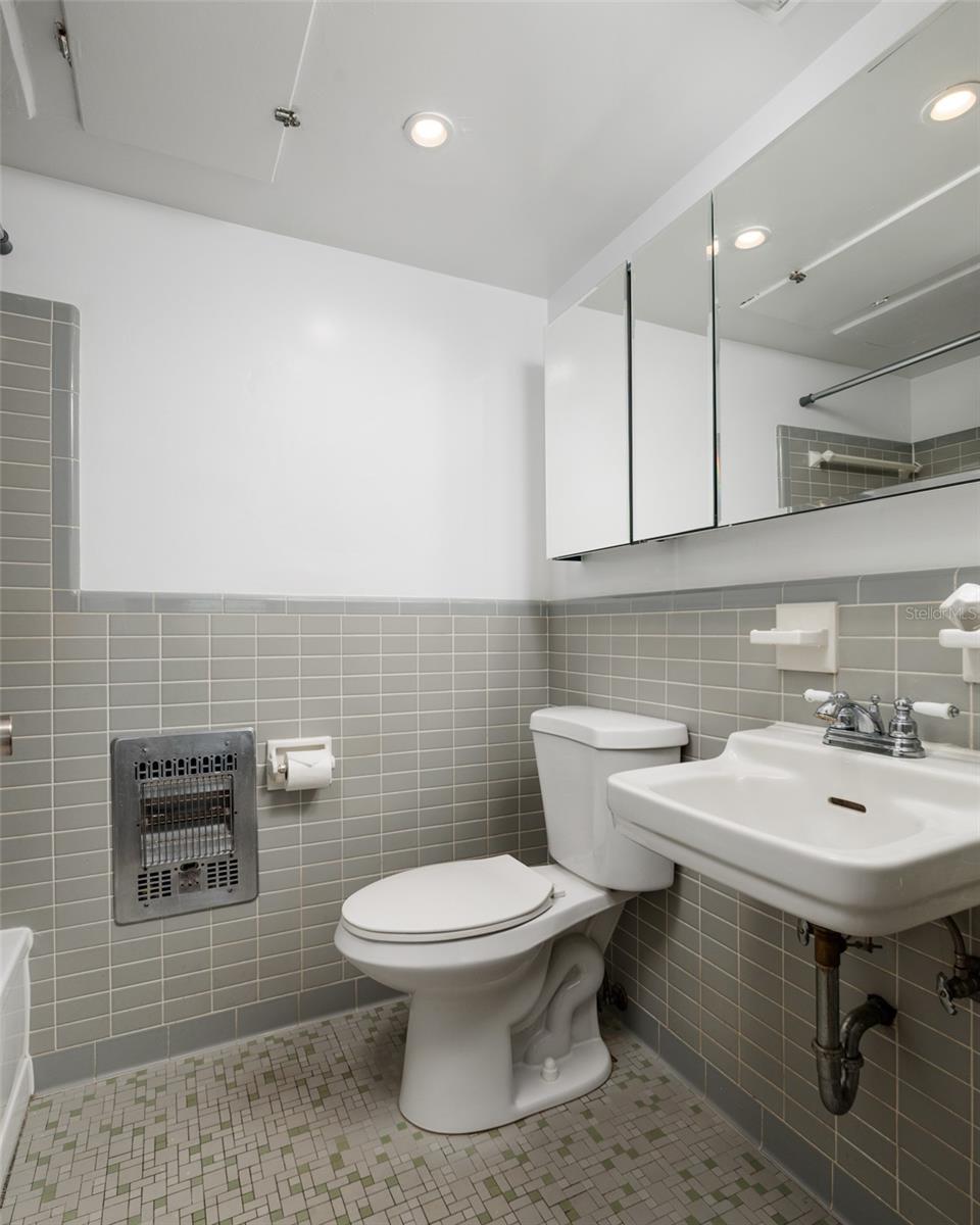 Image 22 of 32 For 750 Burlington Avenue N 5b