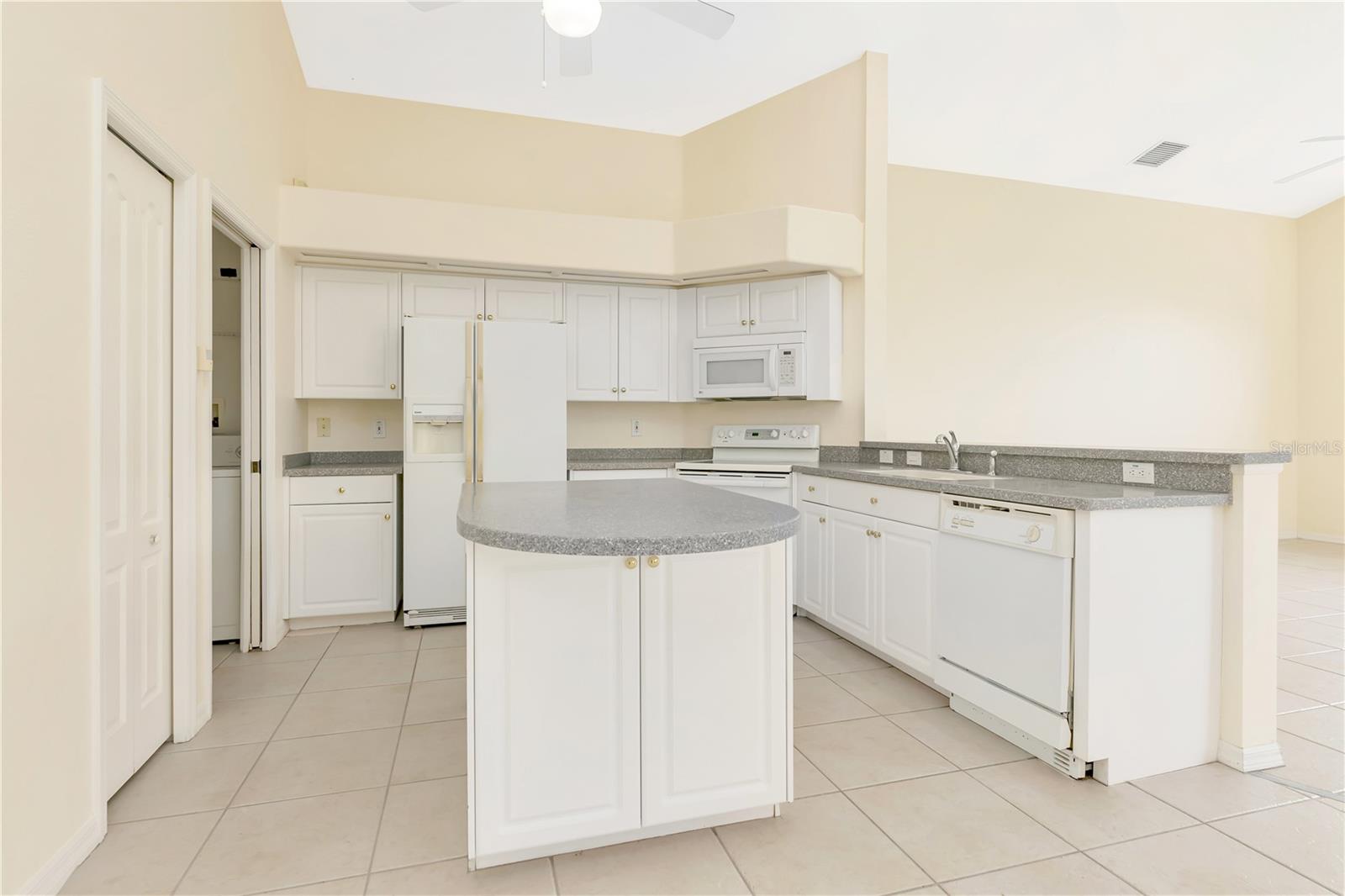 Image 17 of 34 For 731 Waterside Court