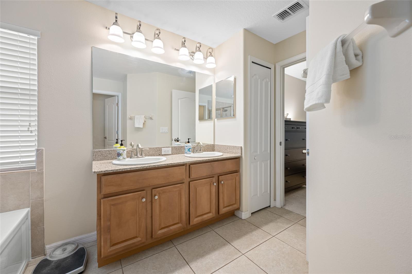 Image 28 of 69 For 13730 Royston Bend