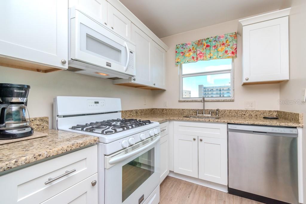 Image 7 of 51 For 6025 Shore Boulevard S 611