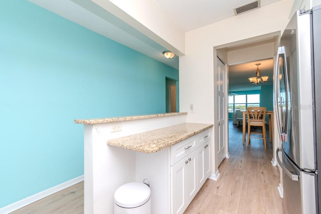 Image 9 of 51 For 6025 Shore Boulevard S 611