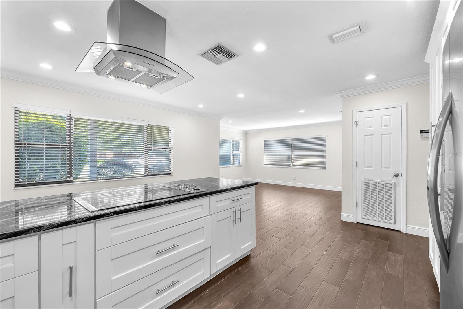 Image 9 of 29 For 2912 Lake Avenue