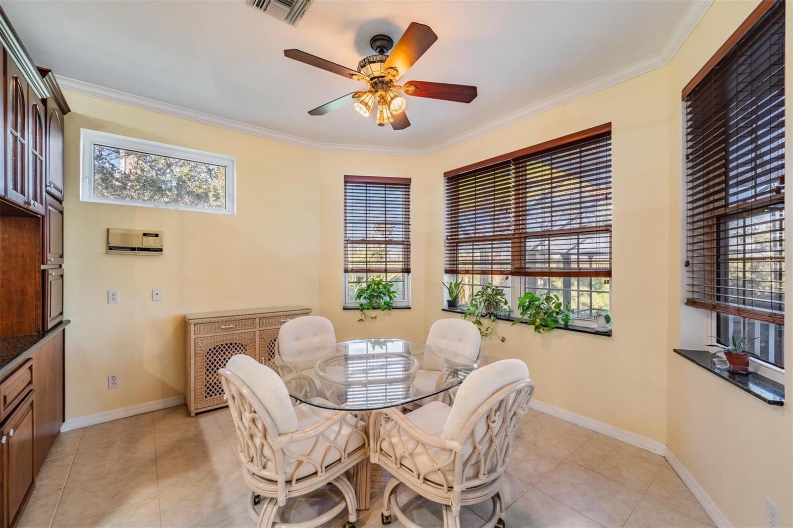 Listing photo id 12 for 921 Point Seaside Drive