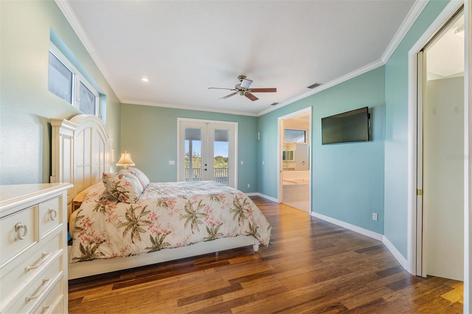Listing photo id 28 for 921 Point Seaside Drive
