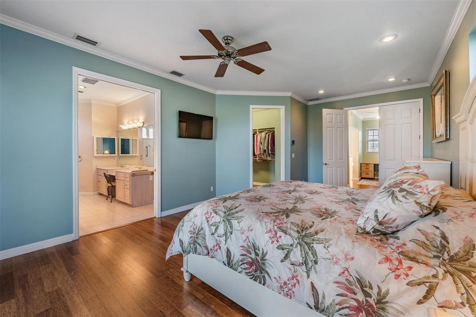 Listing photo id 29 for 921 Point Seaside Drive