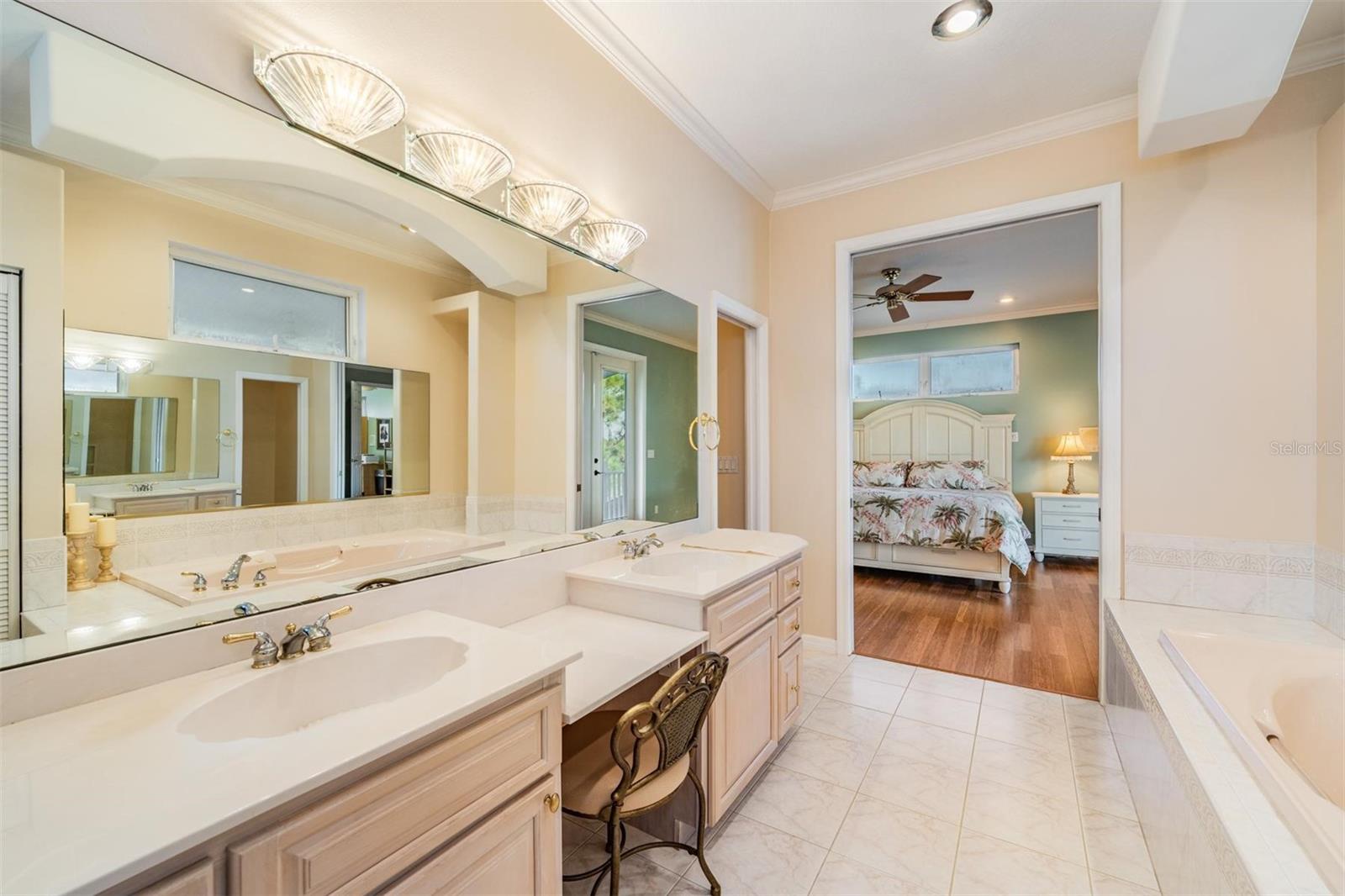 Listing photo id 33 for 921 Point Seaside Drive