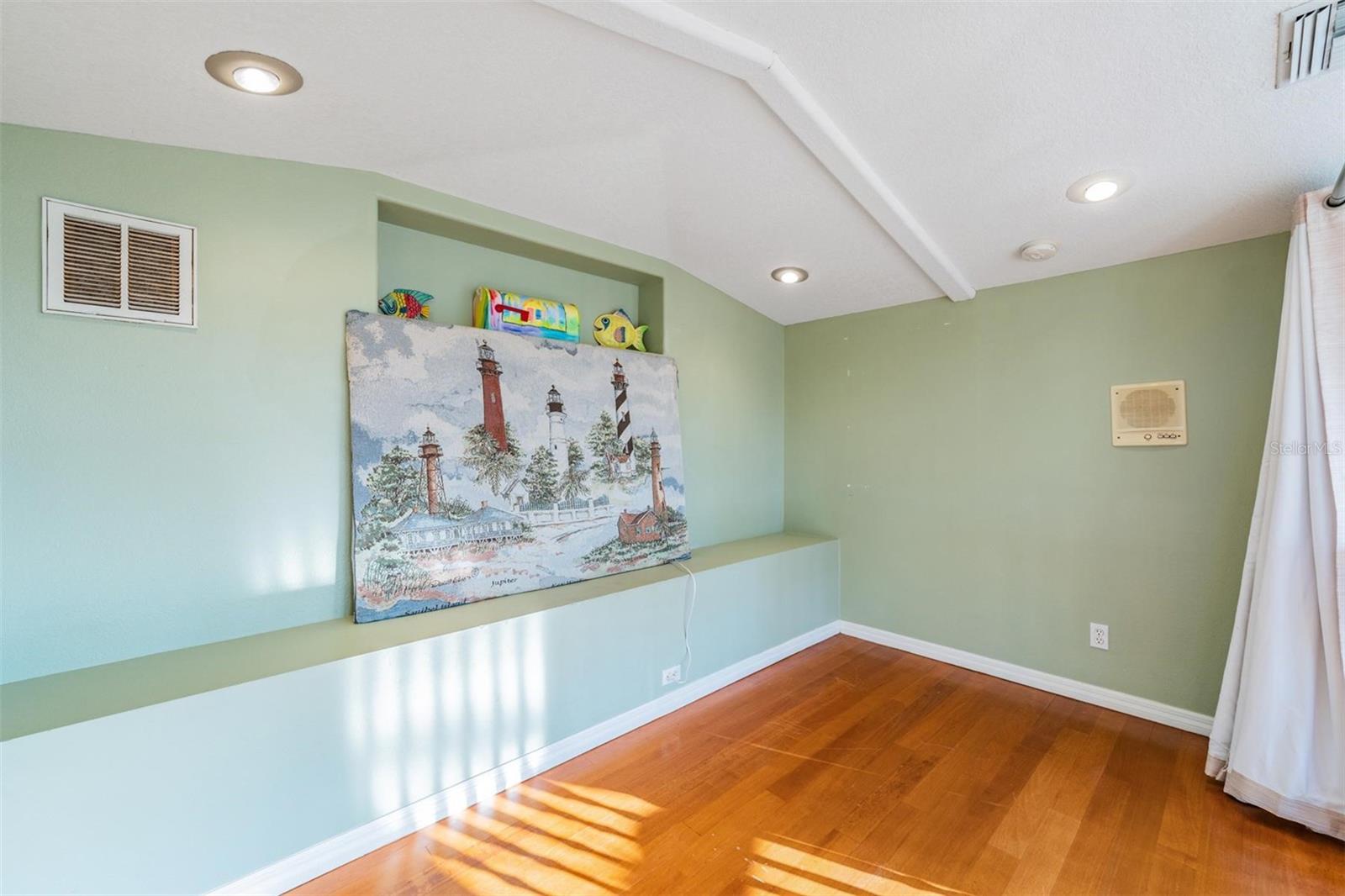 Listing photo id 41 for 921 Point Seaside Drive