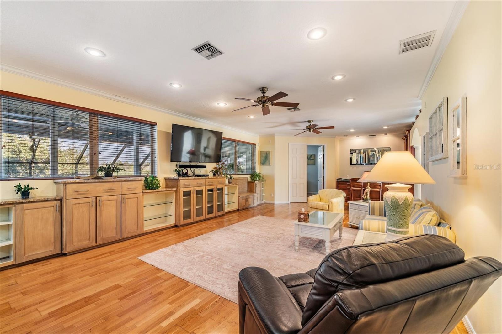 Listing photo id 3 for 921 Point Seaside Drive