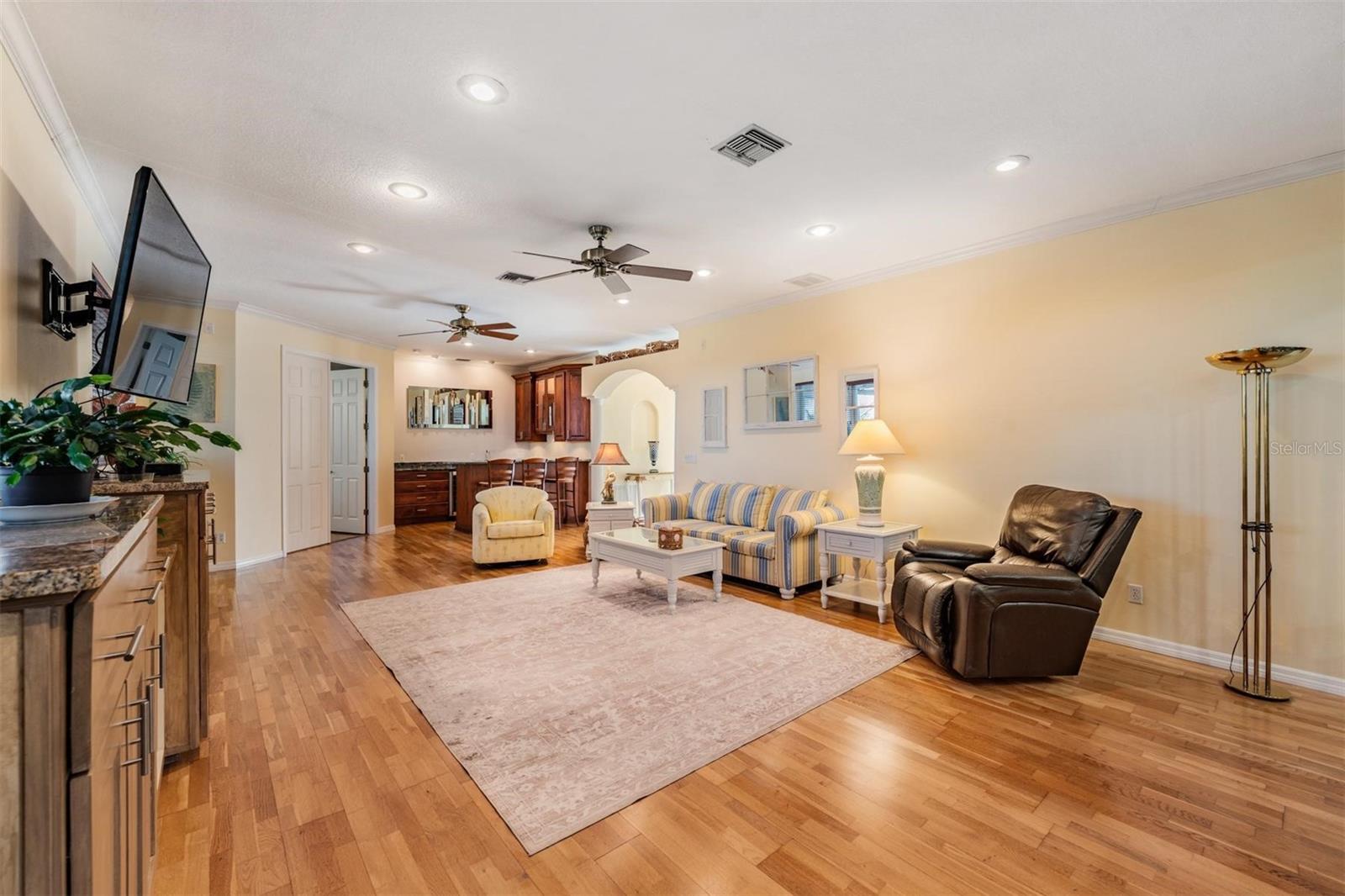 Listing photo id 4 for 921 Point Seaside Drive