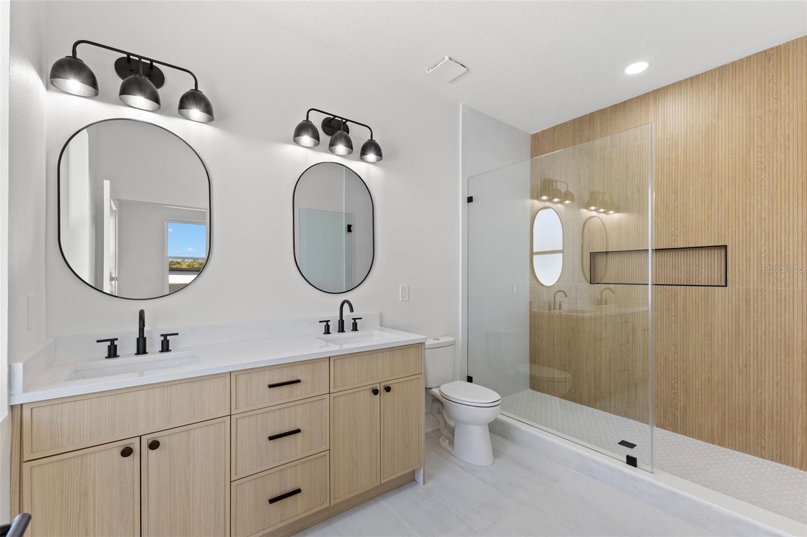 Image 17 of 44 For 2525 13th Avenue N