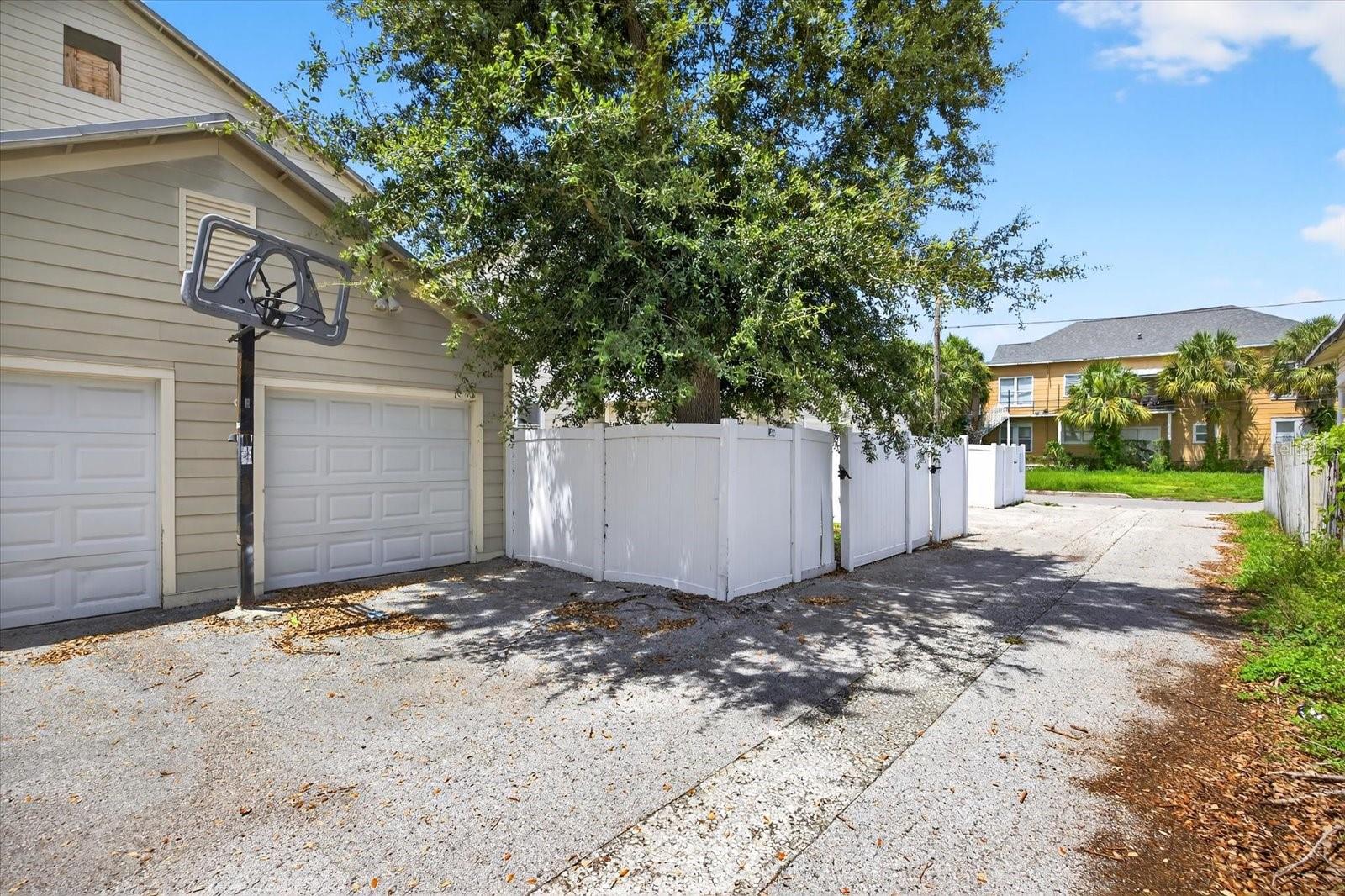 Image 34 of 52 For 1808 Columbus Drive 3