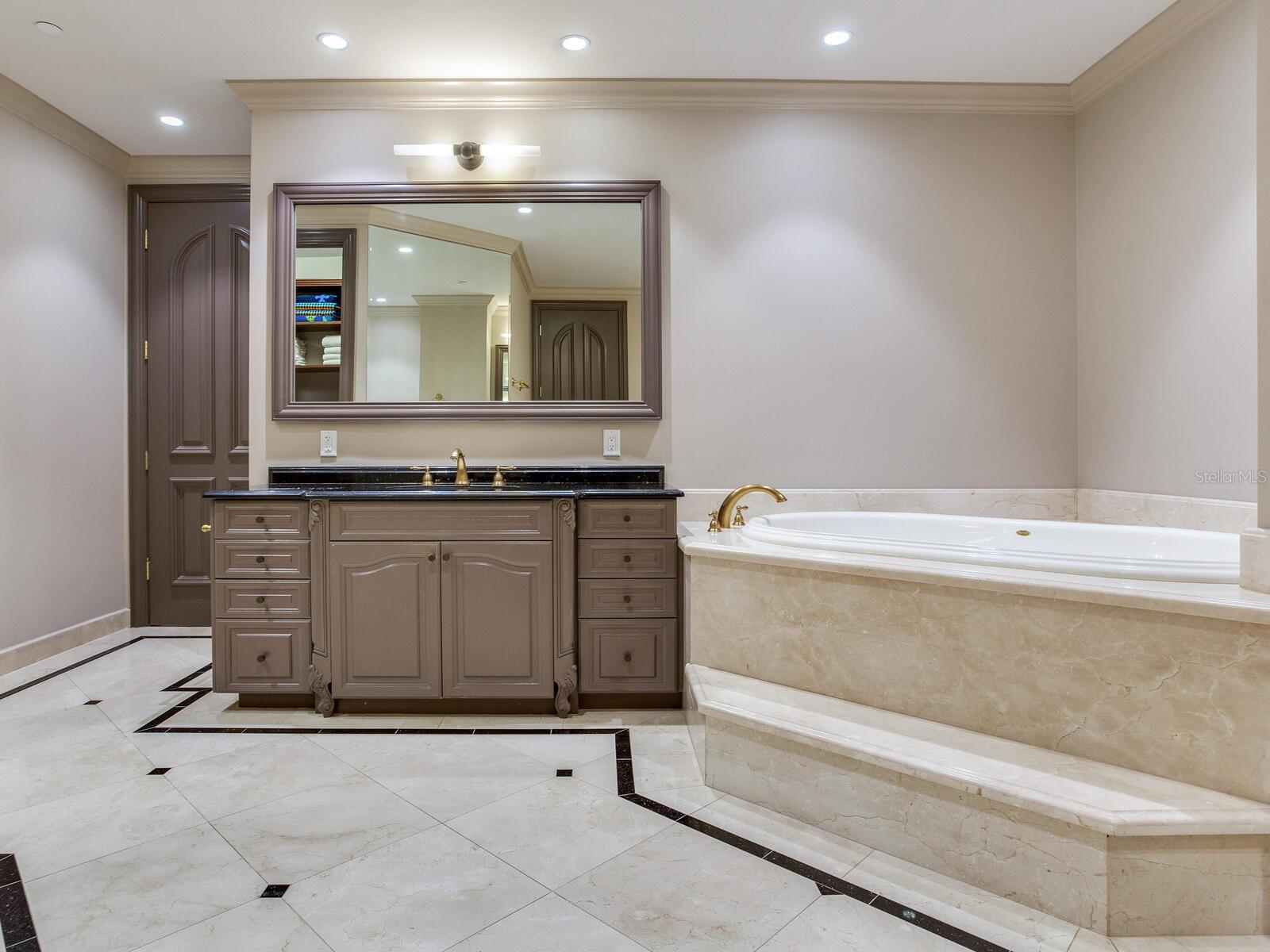 Listing photo id 48 for 3507 Bayshore Boulevard 2001