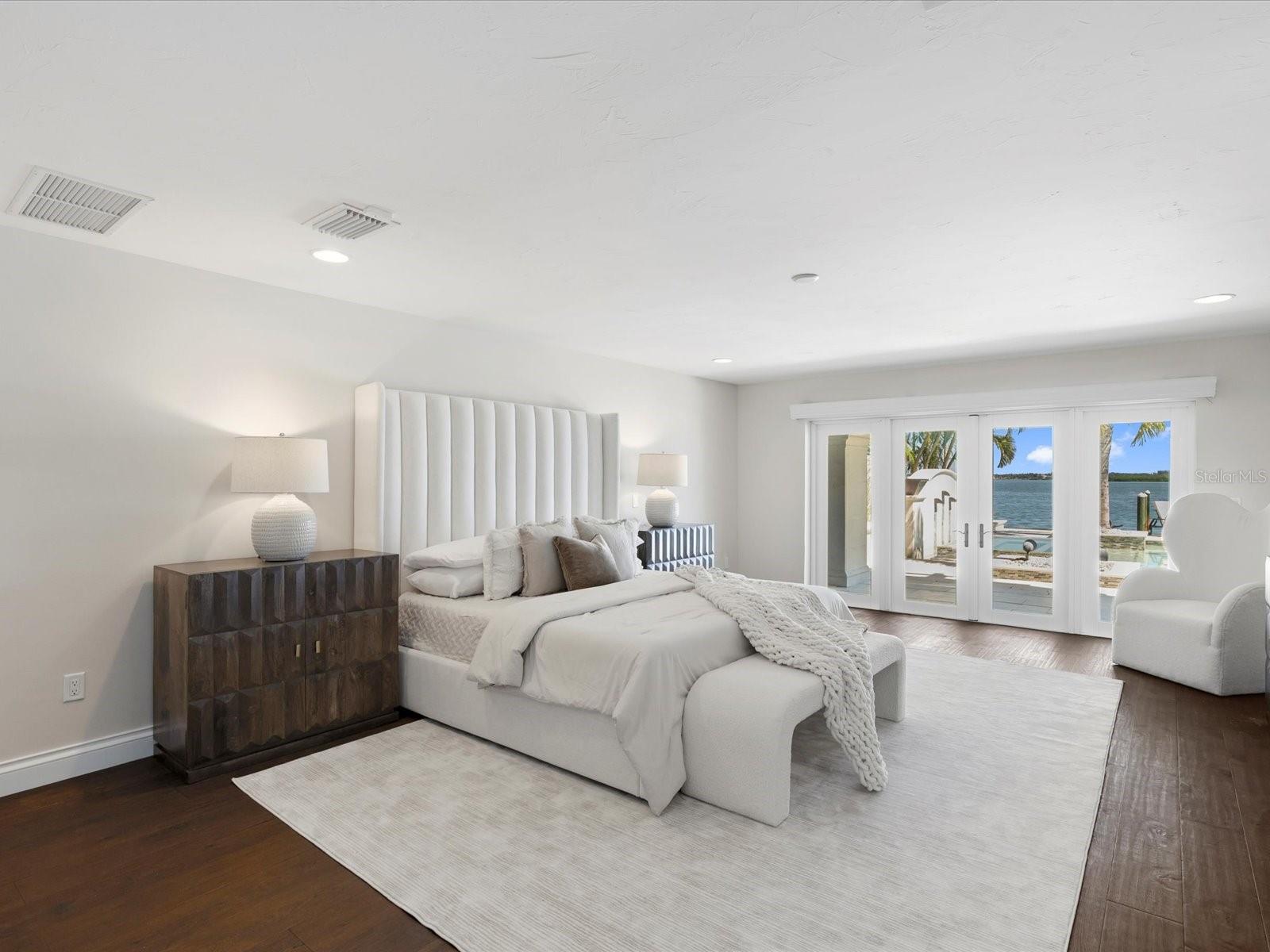 Image 11 of 66 For 643 Harbor Island