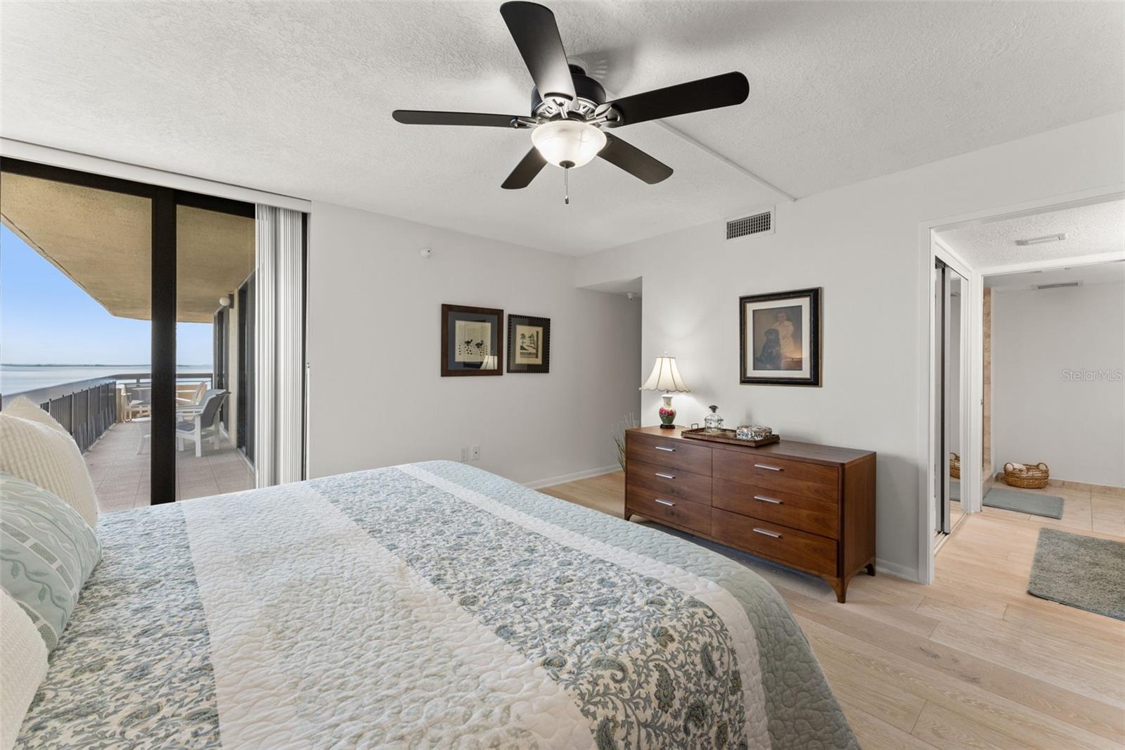 Image 22 of 51 For 2413 Bayshore Boulevard 805