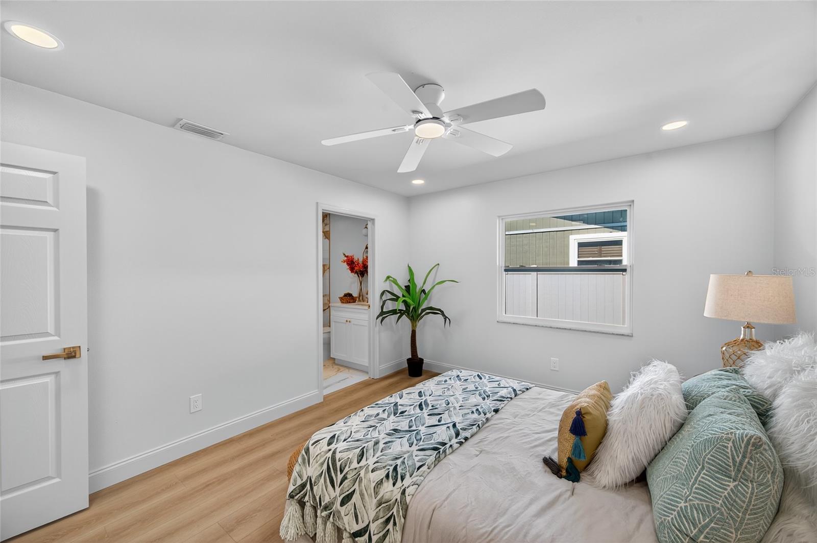 Image 25 of 68 For 14339 Diplomat Drive