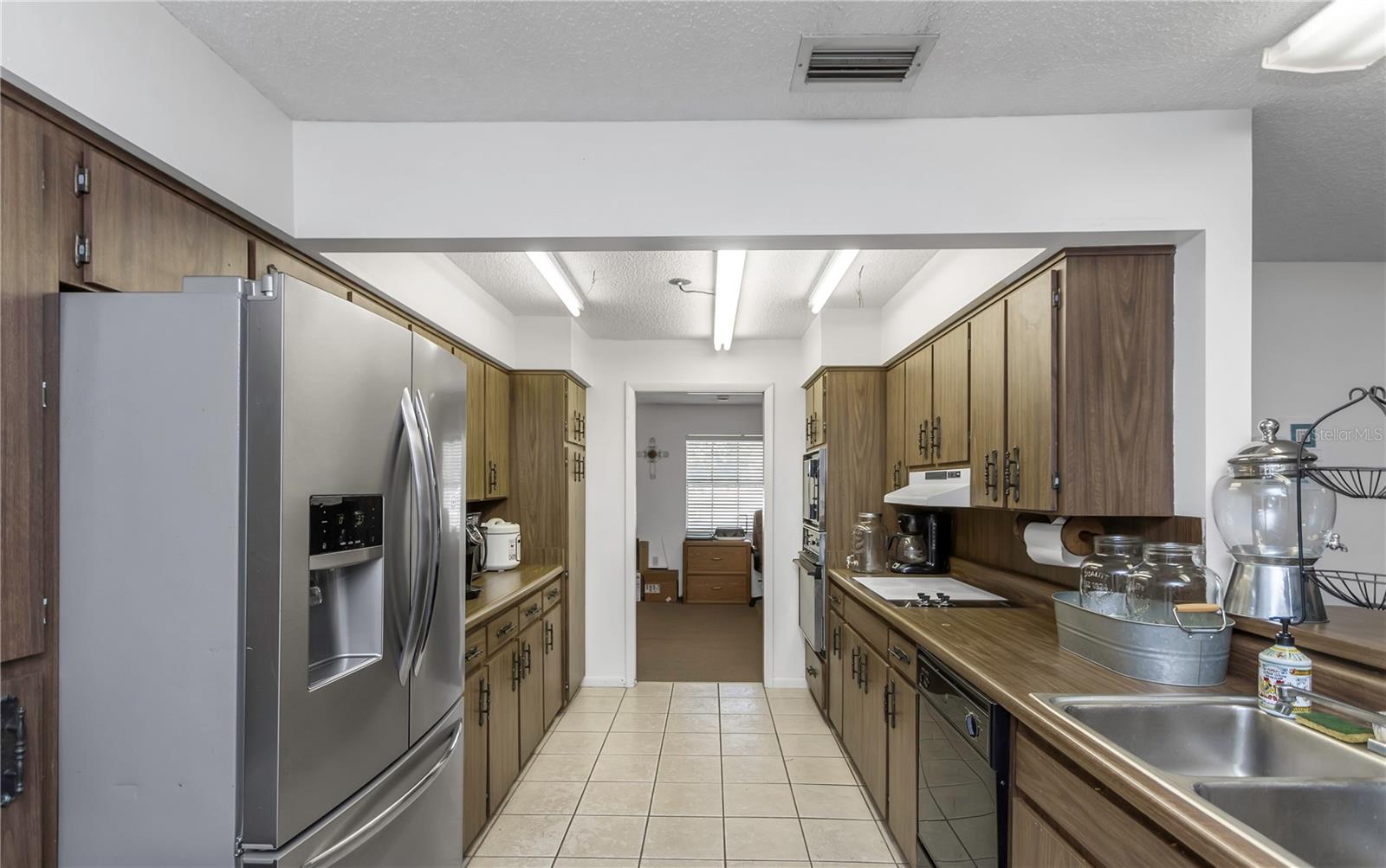 Image 22 of 63 For 17515 Lakeshore Road