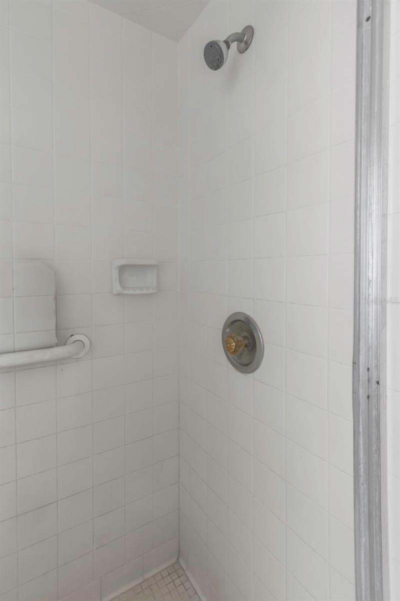 Image 32 of 63 For 17515 Lakeshore Road