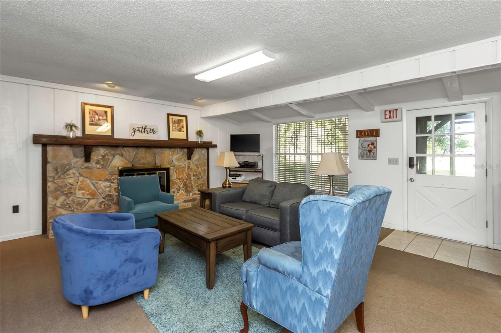 Image 38 of 63 For 17515 Lakeshore Road