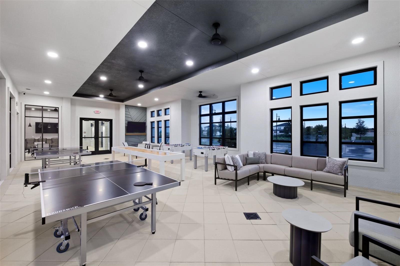 Listing photo id 31 for 9932 Redwood Ridge Avenue