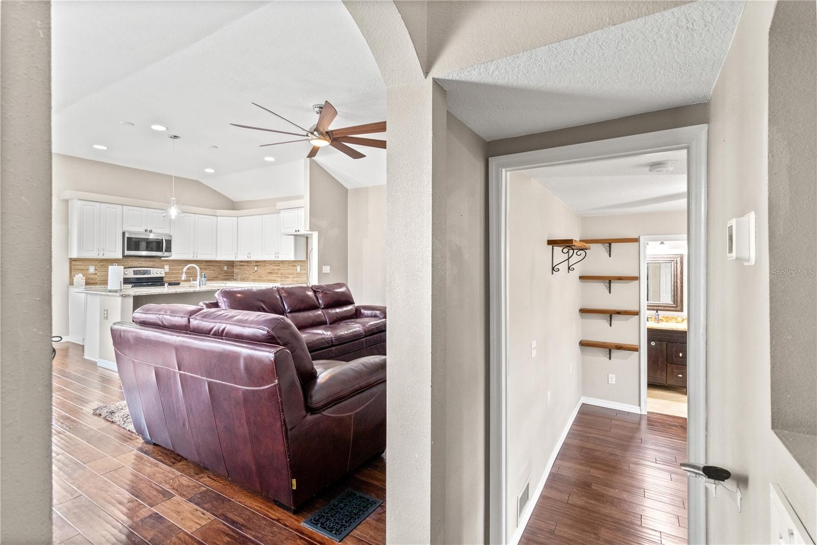 Listing photo id 11 for 7832 Solar Place