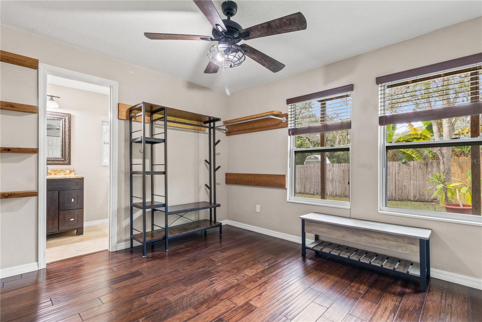 Listing photo id 14 for 7832 Solar Place