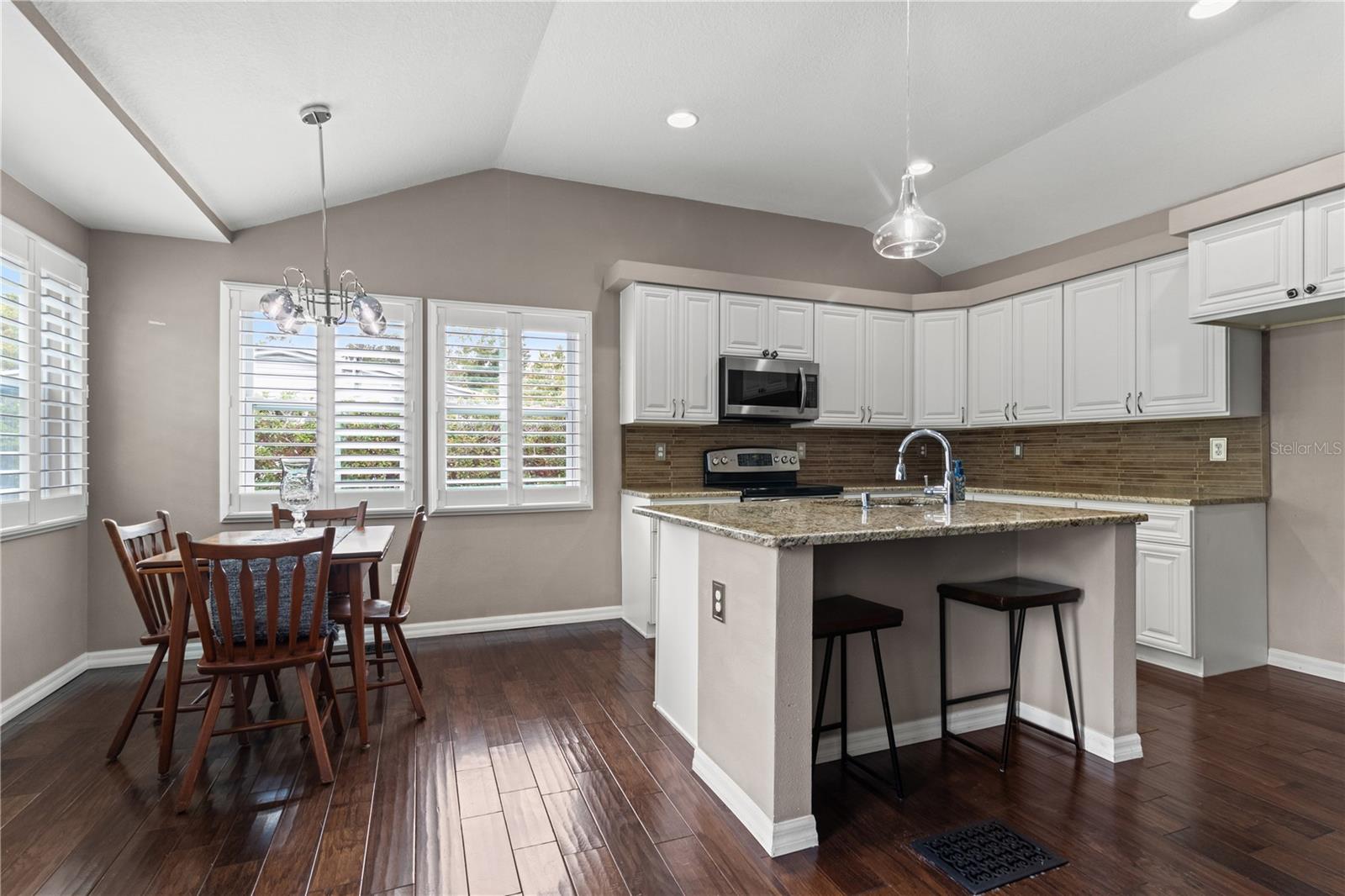 Listing photo id 6 for 7832 Solar Place