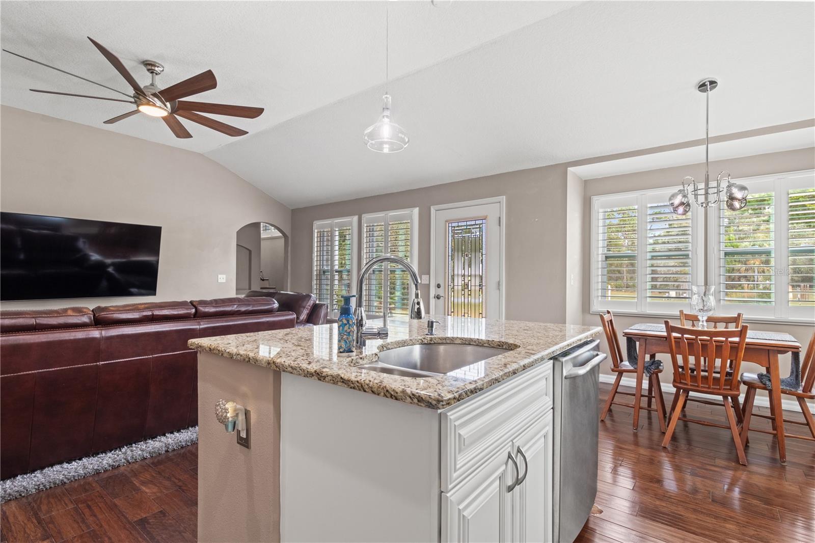 Listing photo id 7 for 7832 Solar Place