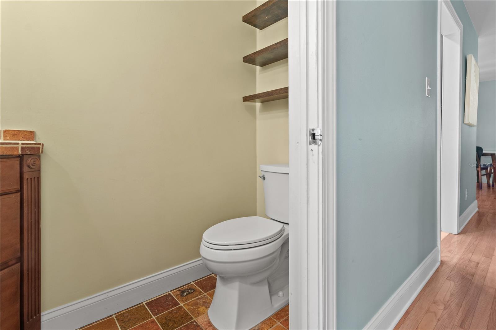 Listing photo id 15 for 6515 Dimarco Road