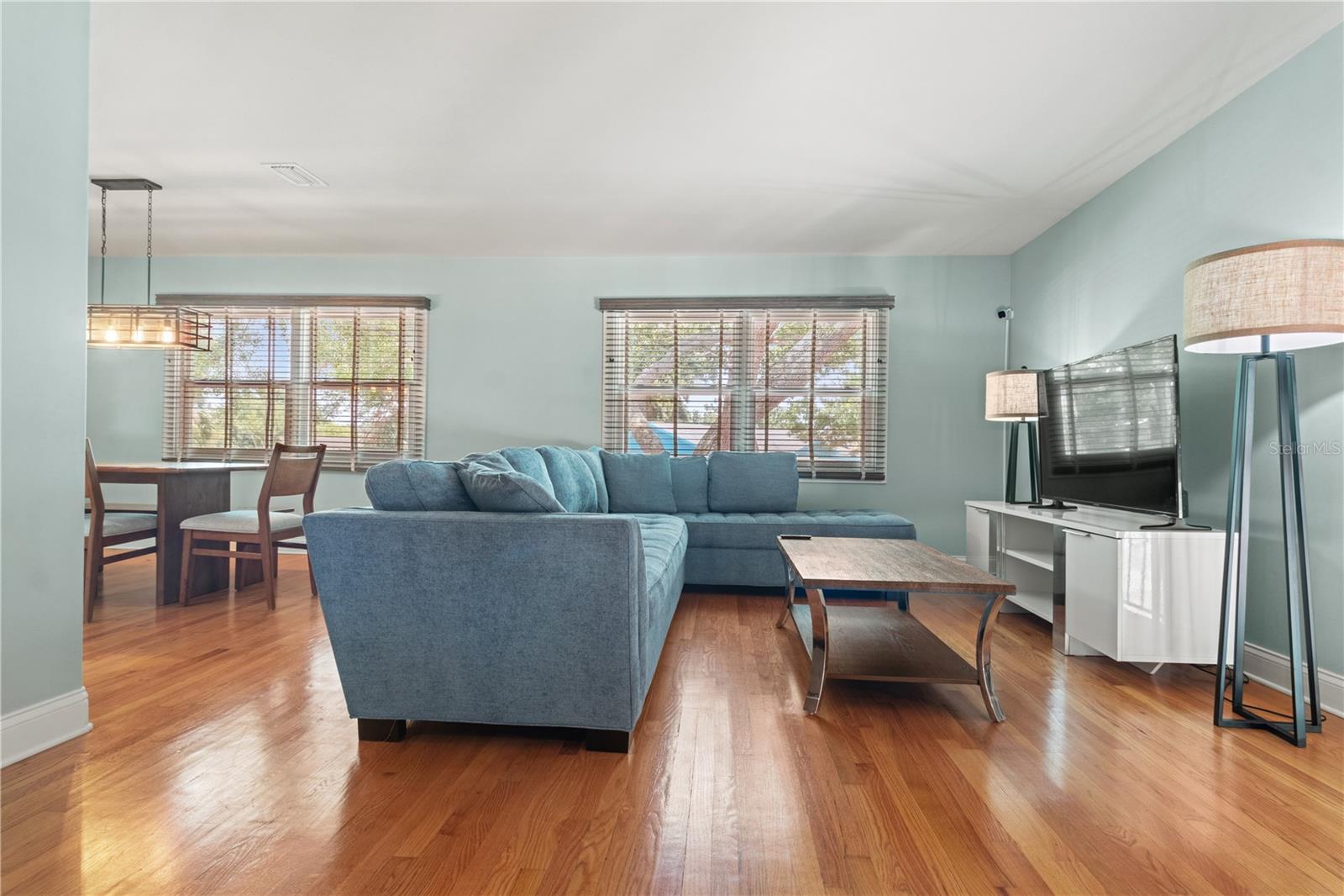 Listing photo id 2 for 6515 Dimarco Road