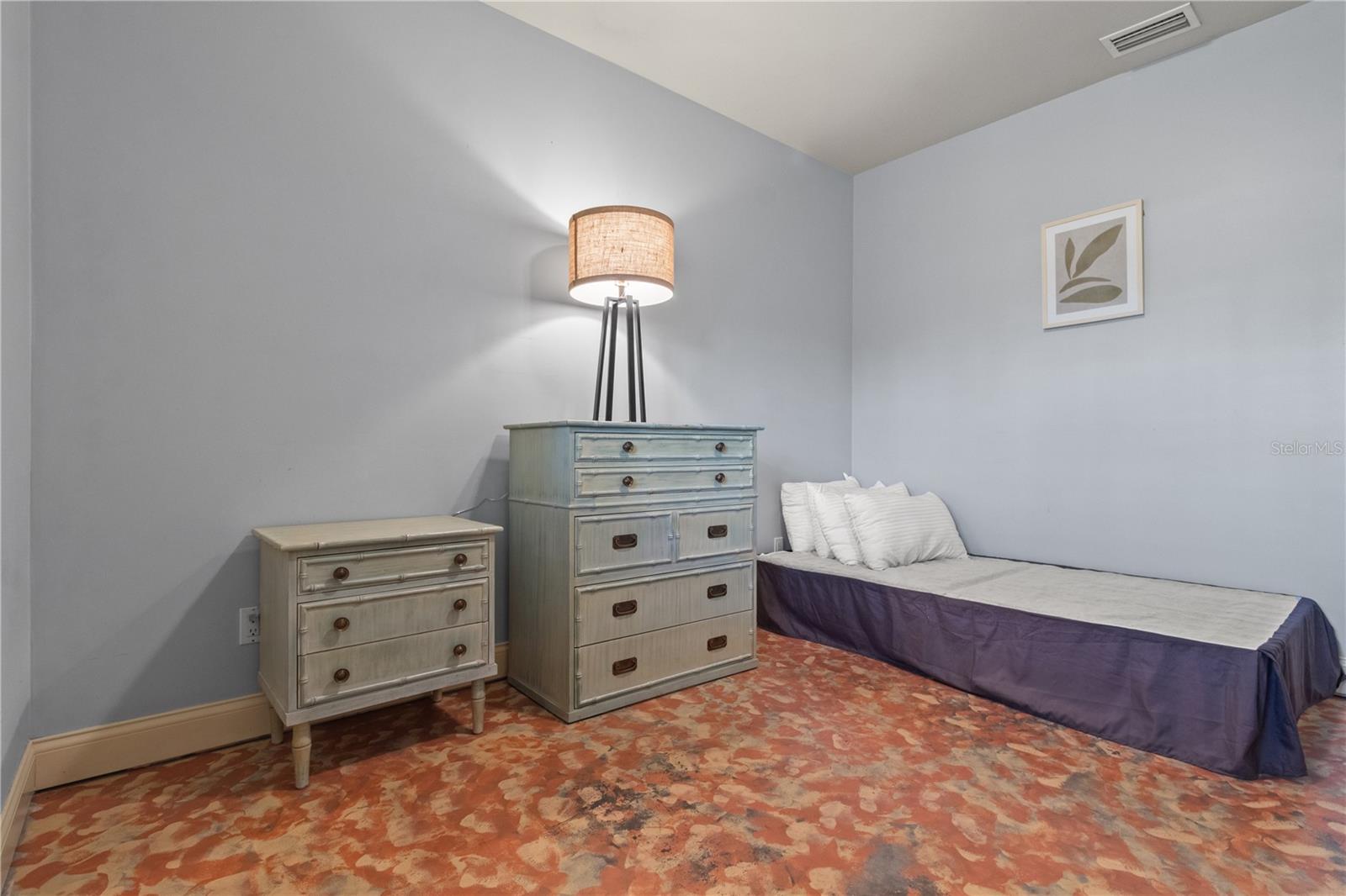 Listing photo id 45 for 6515 Dimarco Road