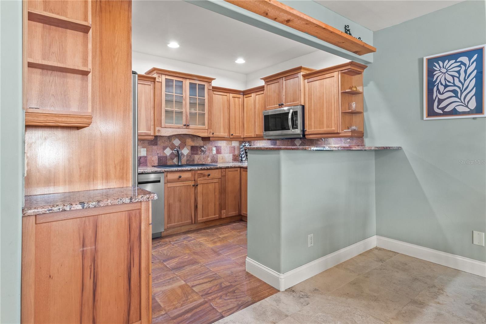 Listing photo id 52 for 6515 Dimarco Road