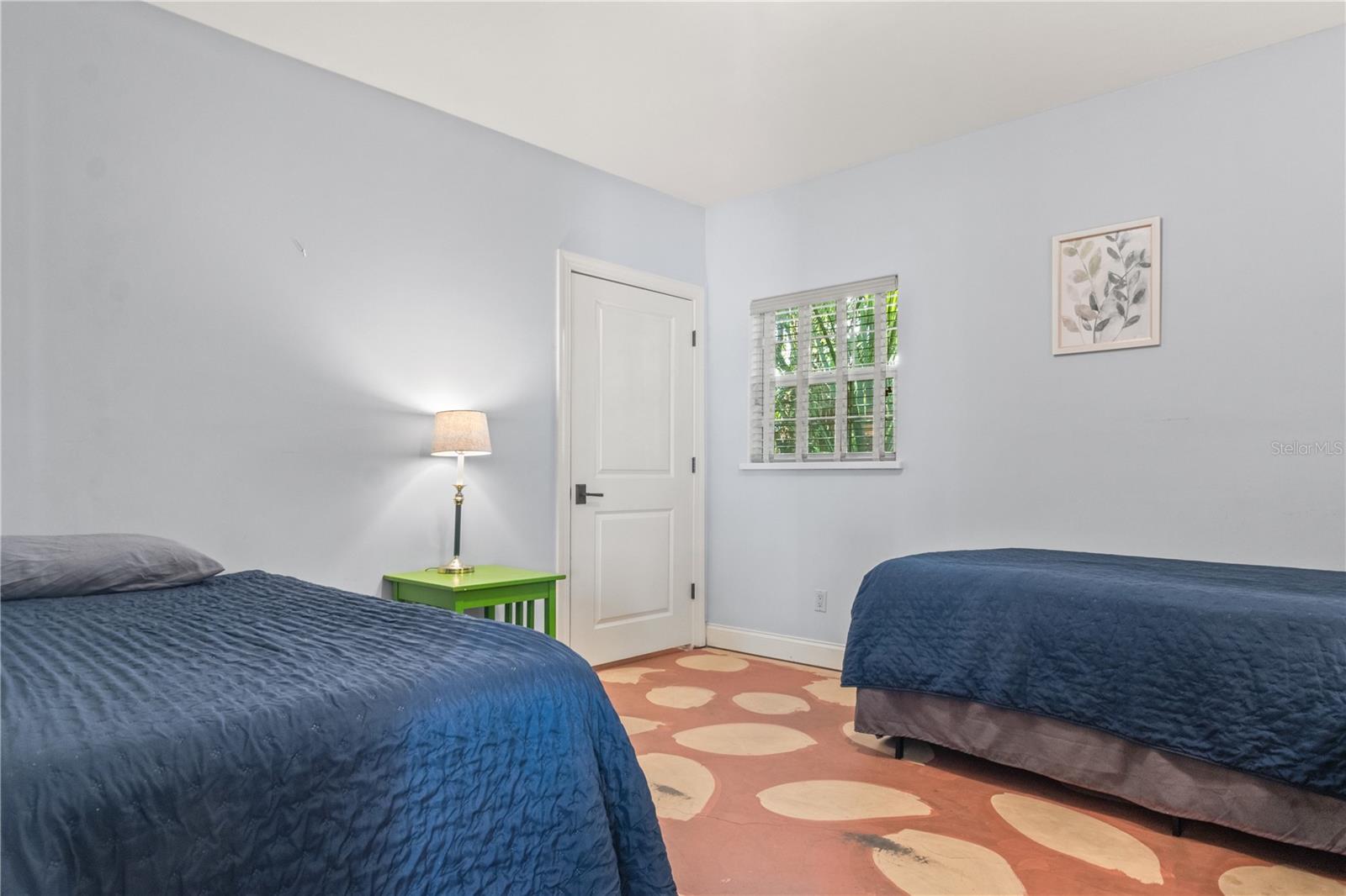 Listing photo id 57 for 6515 Dimarco Road