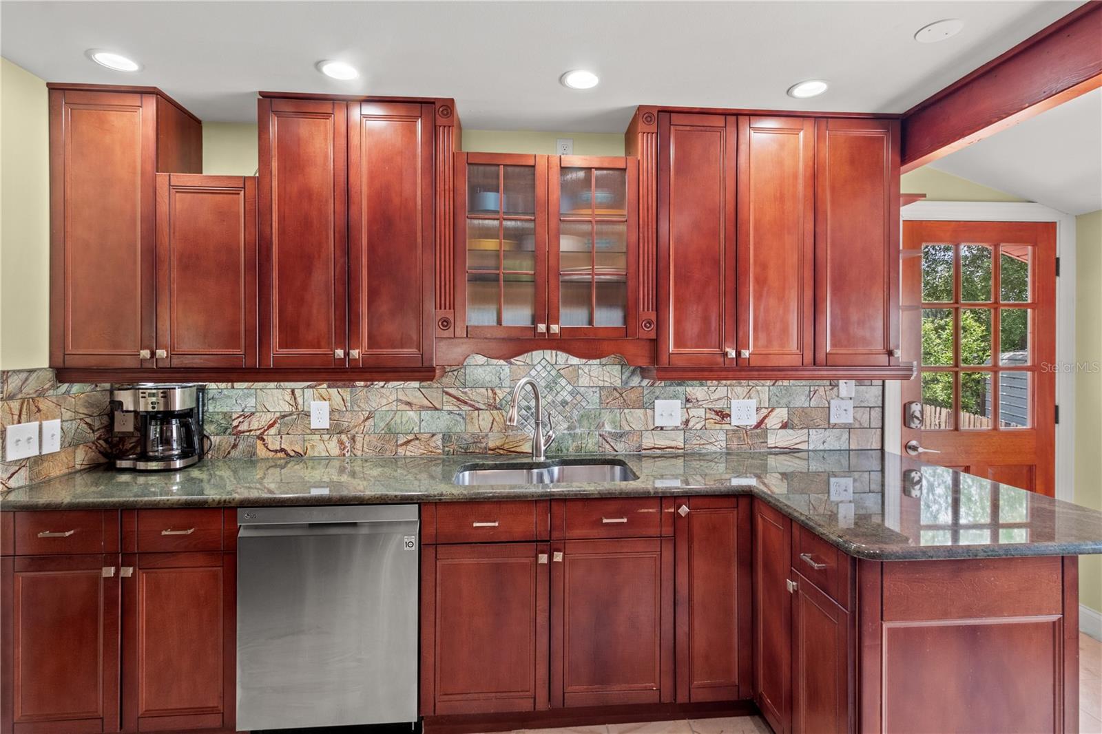 Listing photo id 6 for 6515 Dimarco Road