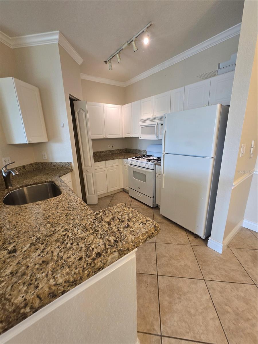 Image 9 of 40 For 2732 Via Murano  531