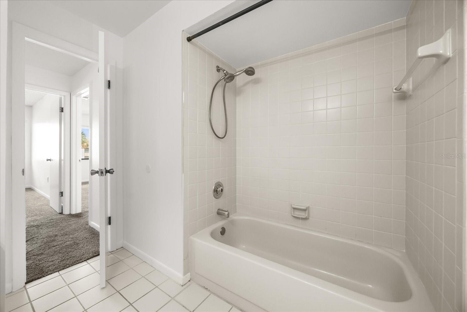 Image 14 of 39 For 5339 Vineland Road 203