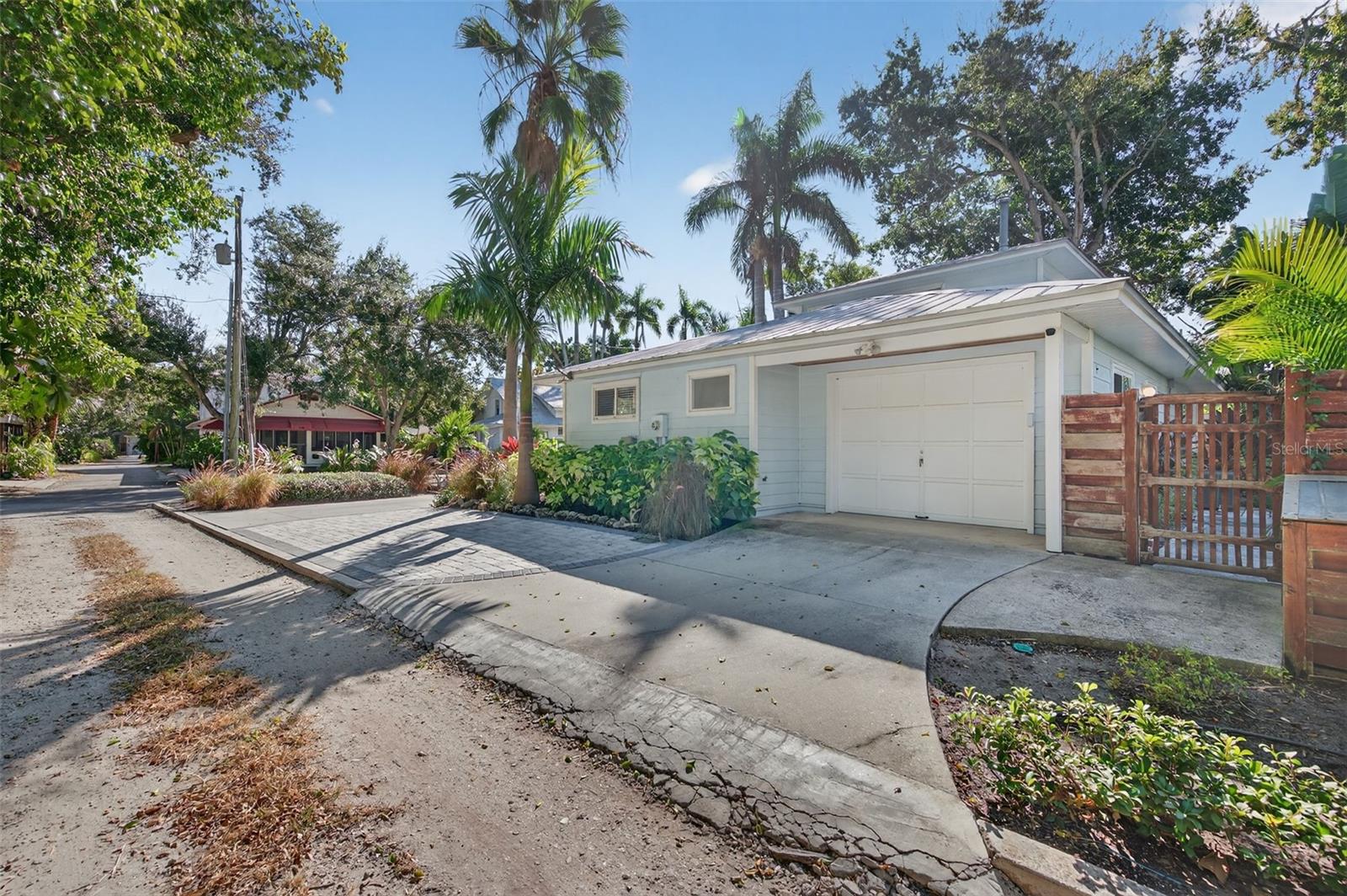 Image 6 of 70 For 118 27th Street W