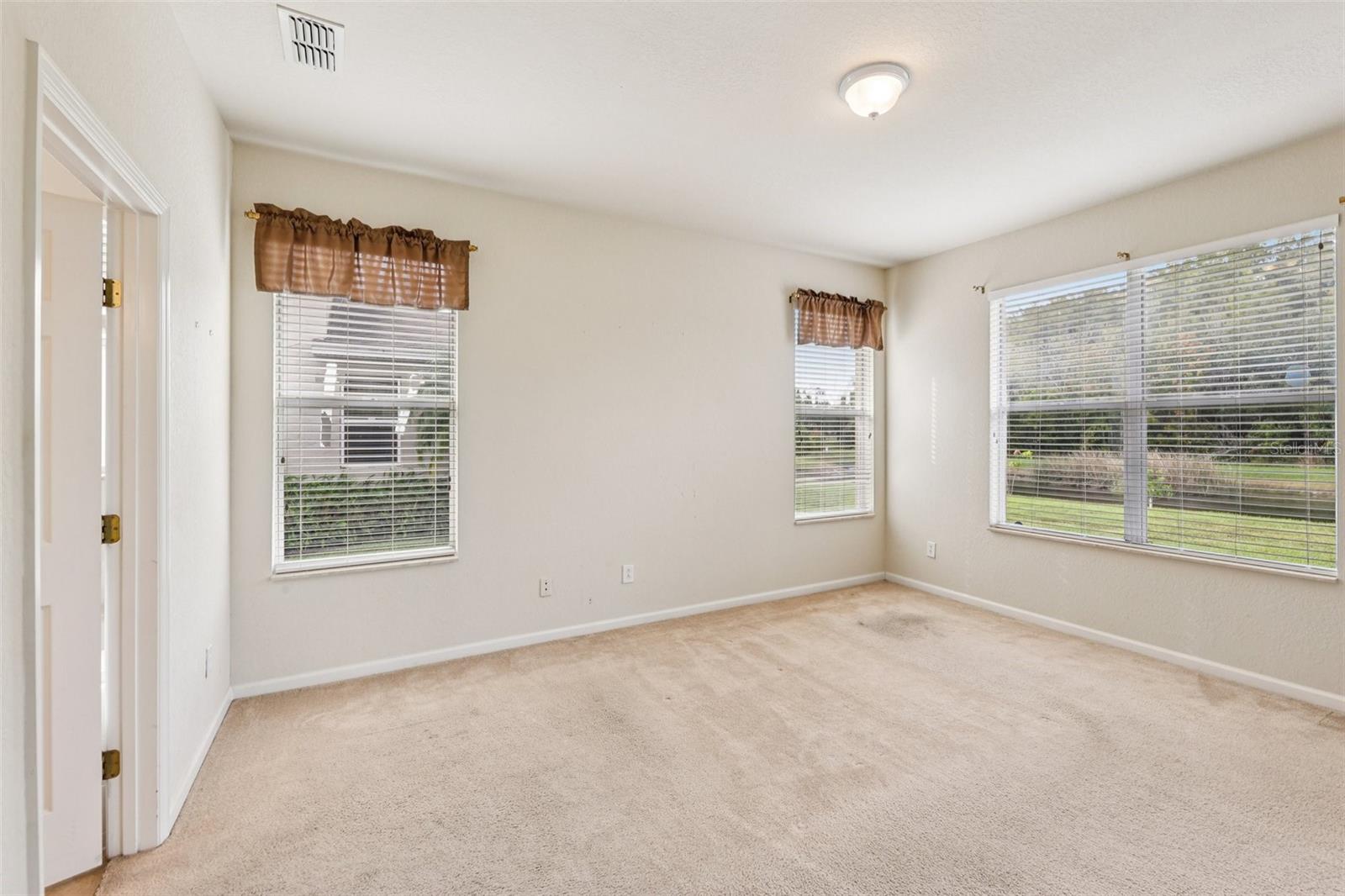 Image 13 of 39 For 4959 Pall Mall Street E