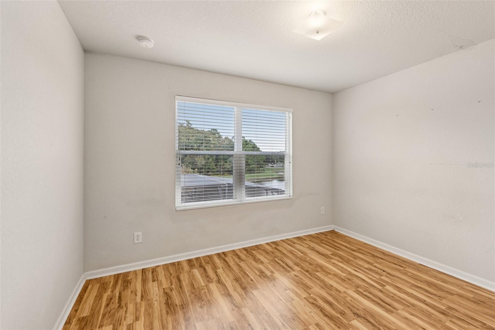 Image 15 of 39 For 4959 Pall Mall Street E