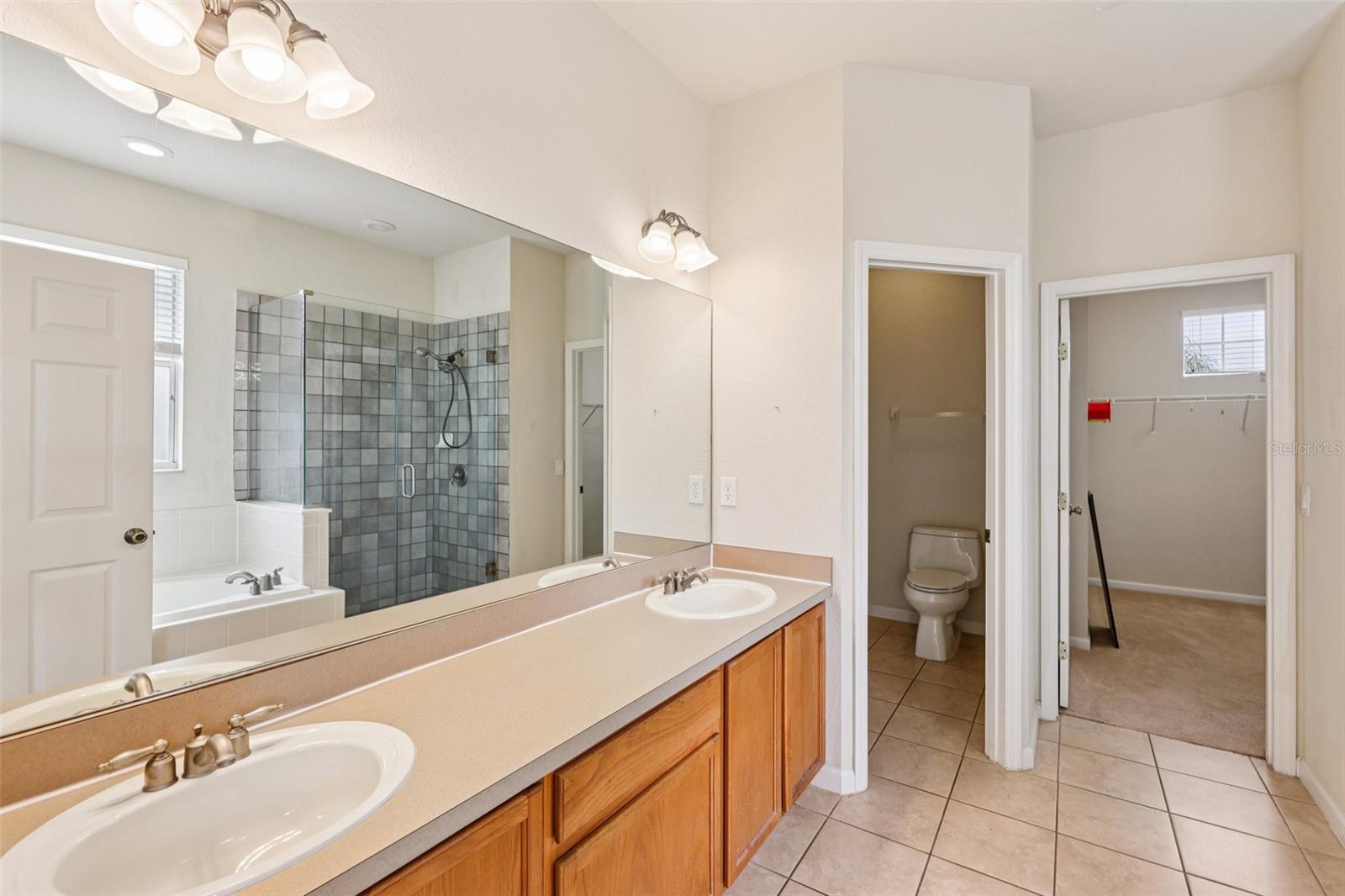 Image 17 of 39 For 4959 Pall Mall Street E