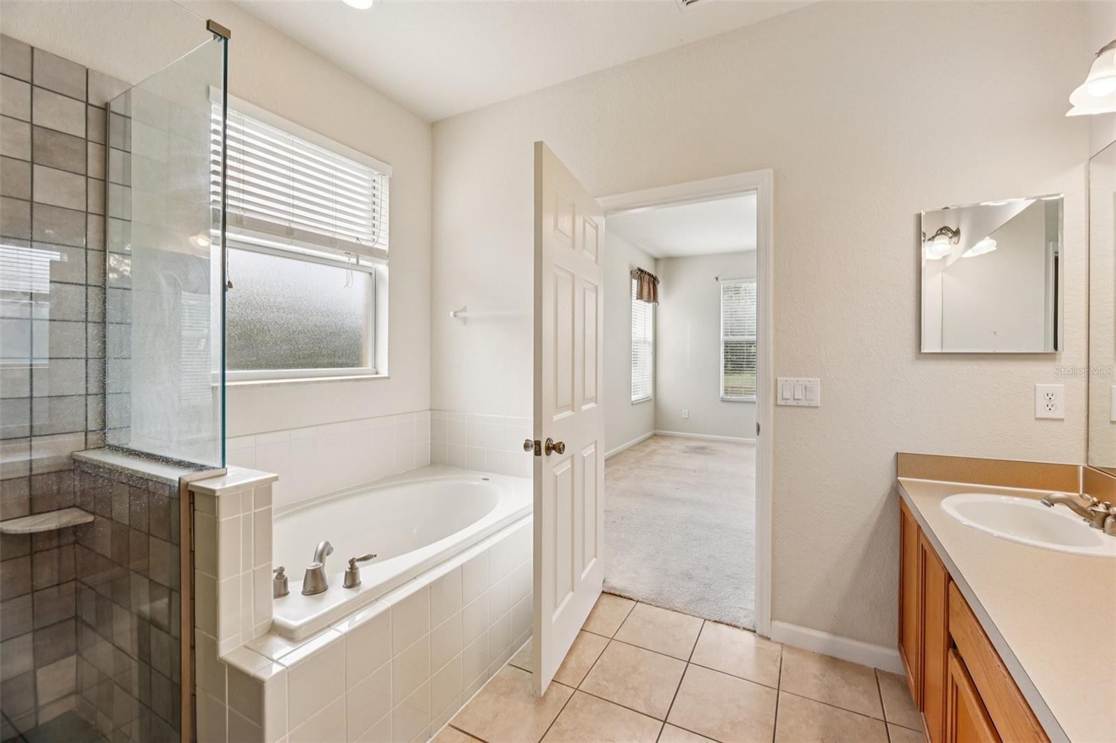 Image 18 of 39 For 4959 Pall Mall Street E