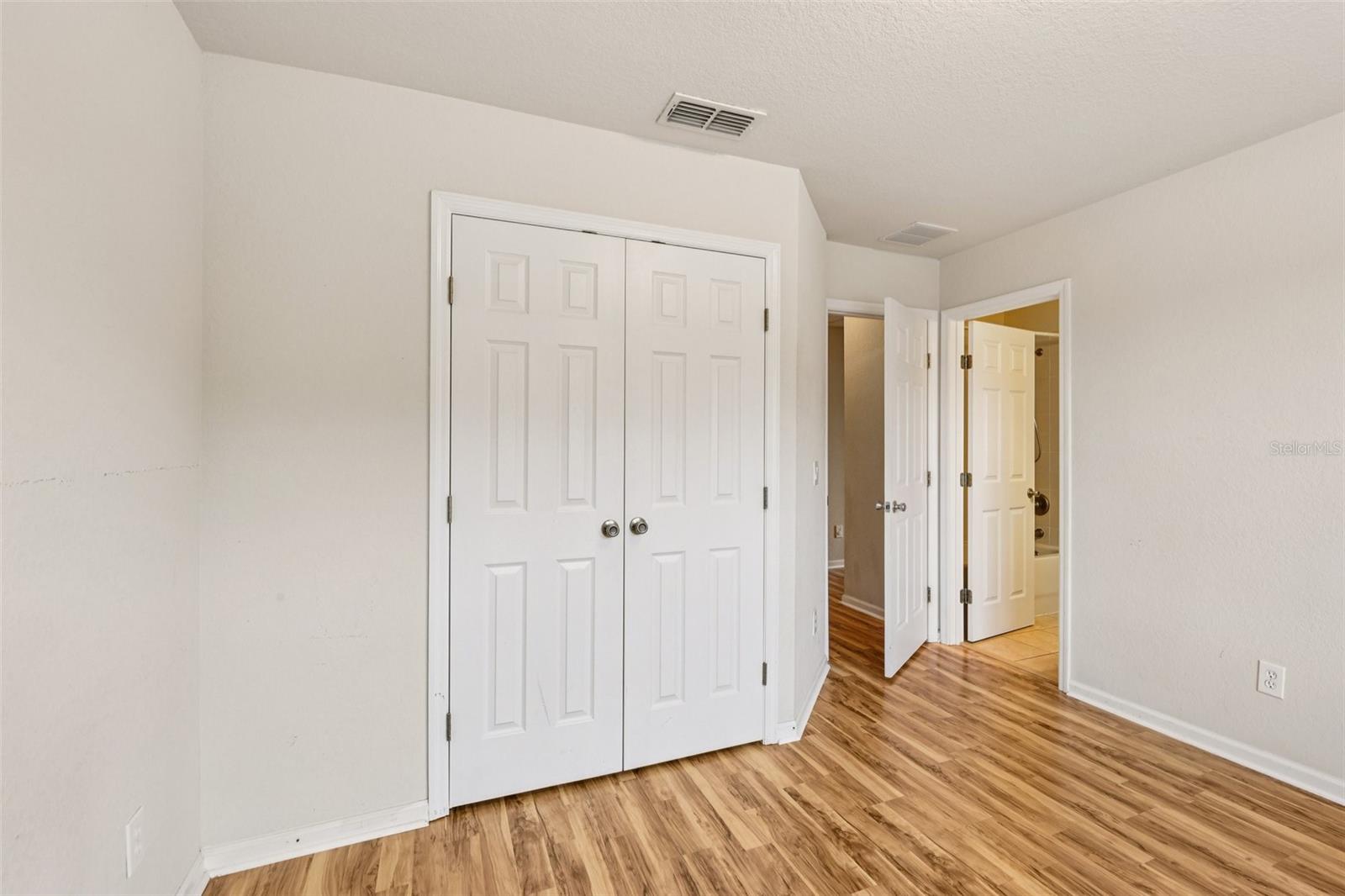 Image 21 of 39 For 4959 Pall Mall Street E