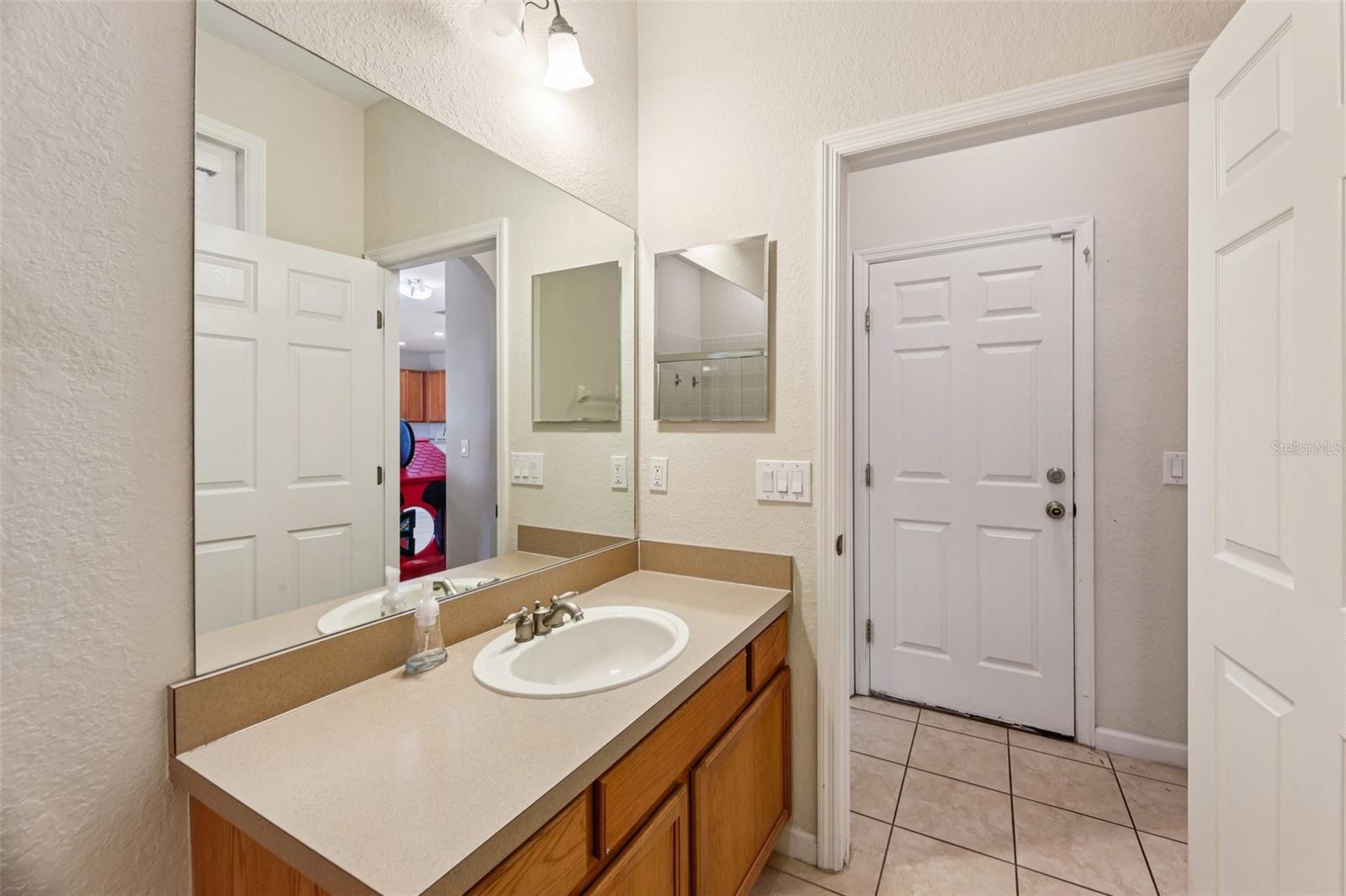 Image 22 of 39 For 4959 Pall Mall Street E