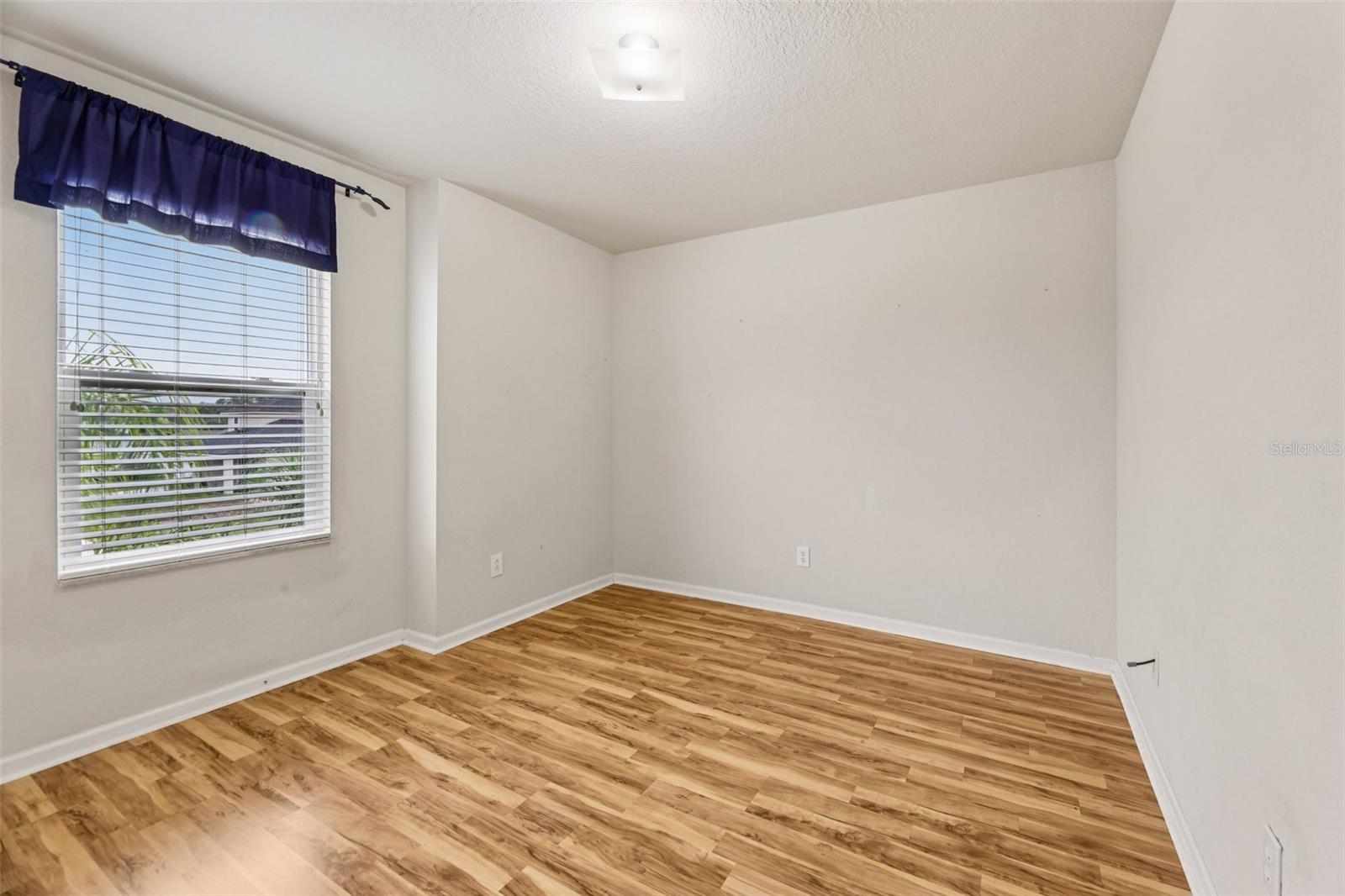 Image 23 of 39 For 4959 Pall Mall Street E